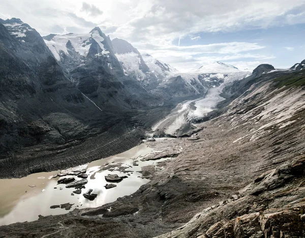 Gün ışığından yararlanma Grossglockner - Avusturya'nın en yüksek Dağı ve buzul üzerinde şaşırtıcı görünümü. Yüksek alp yolu bile yaz aylarında karla kaplı