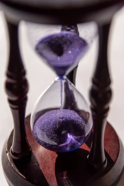 Cerrado de vidrio de arena o reloj de arena con violeta, arena púrpura — Foto de Stock