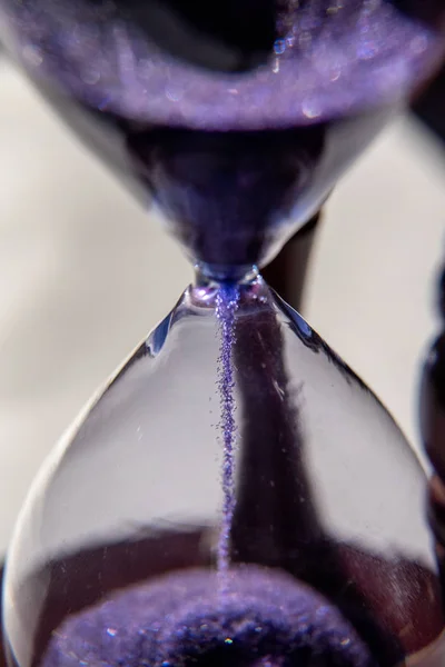 Closed up of sandglass or hourglass with violet, purple sand — Stock Photo, Image