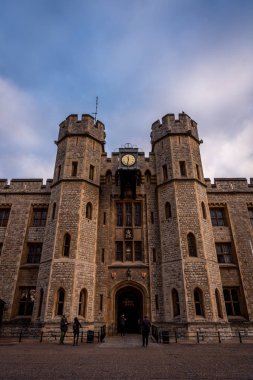 Londra, İngiltere, 10 Aralık 2018: Londra Kulesi'ndeki Crown Jewel House'da geniş açı görünümü