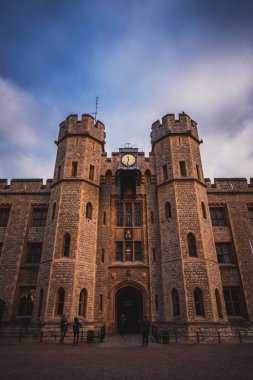 Londra, İngiltere, 10 Aralık 2018: Londra Kulesi'ndeki Crown Jewel House'da geniş açı görünümü