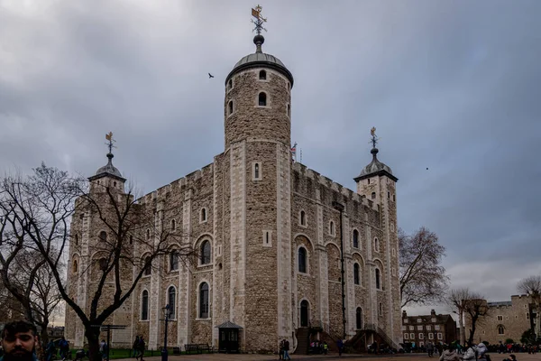 LONDRES, INGLATERRA, 10 DE DICIEMBRE DE 2018: La Torre Blanca - Castillo principal dentro de la Torre de Londres y las murallas exteriores en Londres, Inglaterra. Construido por Guillermo el Conquistador a principios de los años 1080 . — Foto de Stock