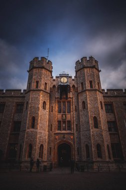Londra, İngiltere, 10 Aralık 2018: Londra Kulesi'ndeki Crown Jewel House'da geniş açı görünümü