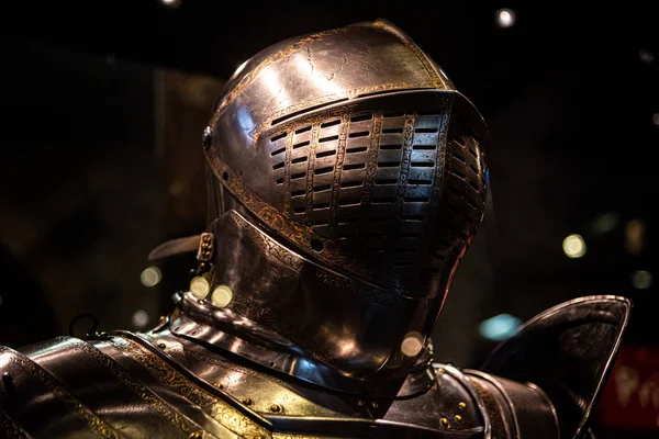 Medieval como armadura terno e capacete brilhando no escuro — Fotografia de Stock