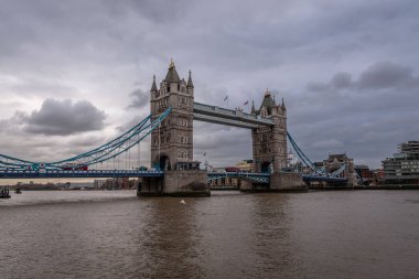 Londra, İngiltere, 10 Aralık 2018: Tower Bridge, Londra, İngiltere. Güzel bulutlarla gün doğumu. İngilizce semboller