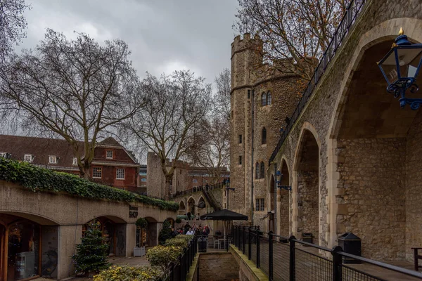 Londra, İngiltere, 10 Aralık 2018: Kalenin içi. Londra Kulesi içinde Hediyelik Eşya Dükkanları geçit. — Stok fotoğraf