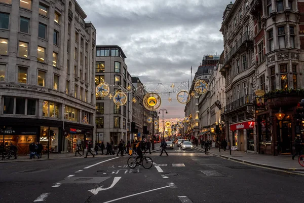 LONDRES, INGLATERRA, 10 DE DICIEMBRE DE 2018: Mucha gente cruza la calle con autos y autobuses de dos pisos en los semáforos. Concepto de ciudad poblada — Foto de Stock