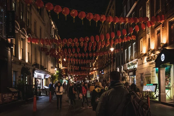 LONDRES, ANGLETERRE, 10 DÉCEMBRE 2018 : Des gens marchent dans China Town, décorés par des lanternes chinoises pendant Noël et le Nouvel An à Londres, Royaume-Uni . — Photo