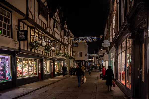 YORK, INGLATERRA, 11 DE DICIEMBRE DE 2018: Gente caminando por las hermosas calles medievales de la ciudad de York, Reino Unido, rodeada por la antigua muralla de la ciudad — Foto de Stock