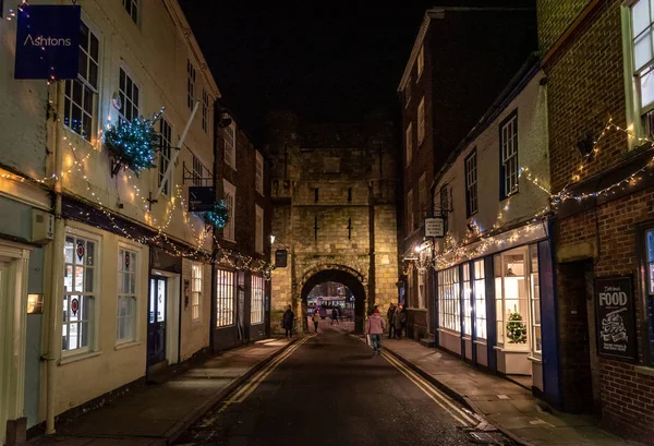 YORK, INGLATERRA, 11 DE DICIEMBRE DE 2018: Gente caminando por las hermosas calles medievales de la ciudad de York, Reino Unido, rodeada por la antigua muralla de la ciudad — Foto de Stock