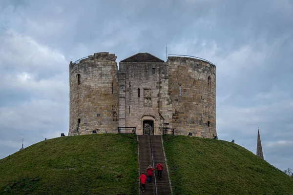 YORK, ENGLAND, DECEMBER 12, 2018: red dressed family entering to the Cliffords Tower castle in the historic city of York. — Stock Photo, Image