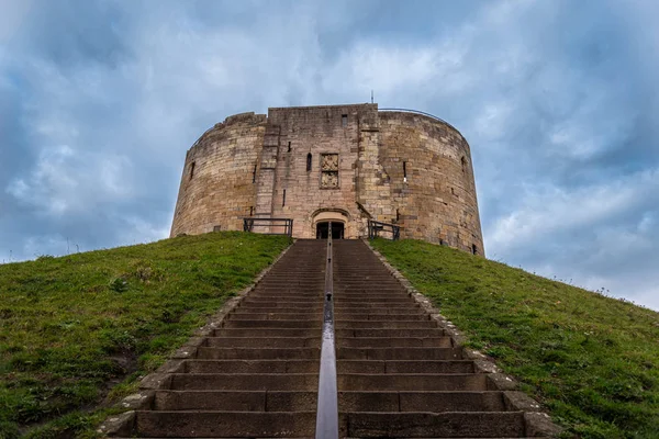 YORK, ENGLAND, DECEMBER 12, 2018: perspective view of stairway to the Cliffords Tower castle in the historic city of York. — Stock Photo, Image