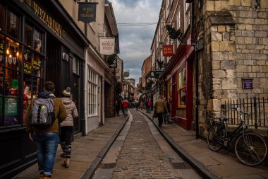 York, İngiltere, 12 Aralık 2018: Ünlü The Shambles sokağında yürüyen insanlar.