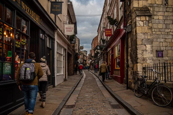 YORK, ANGLETERRE, 12 DÉCEMBRE 2018 : les gens marchent dans la célèbre rue Shambles . — Photo