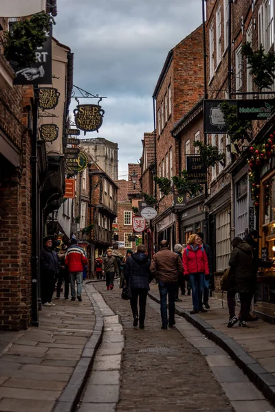 YORK, ANGLETERRE, 12 DÉCEMBRE 2018 : les gens marchent dans la célèbre rue Shambles . — Photo