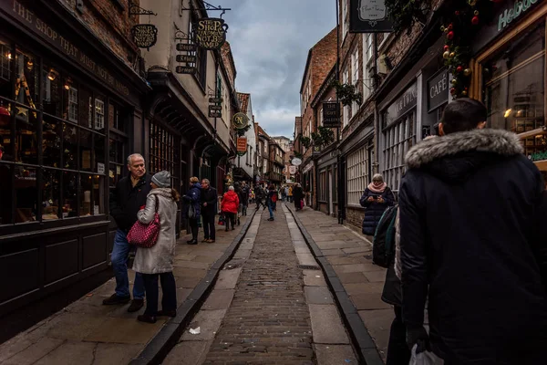 York, Anglia, 12 grudnia 2018: ludzie chodzą w słynnej ulicy Shambles. — Zdjęcie stockowe