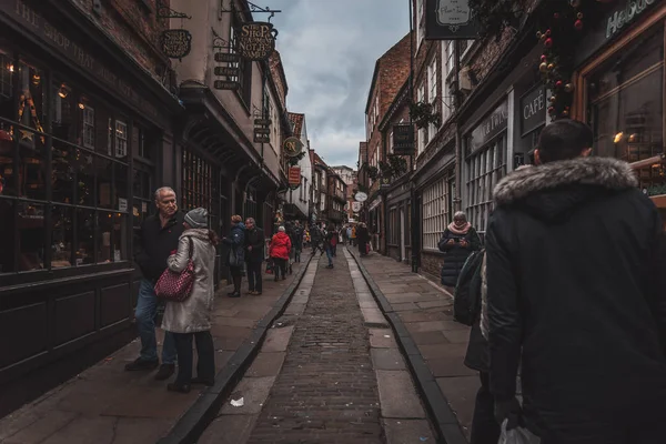 YORK, ANGLETERRE, 12 DÉCEMBRE 2018 : les gens marchent dans la célèbre rue Shambles . — Photo