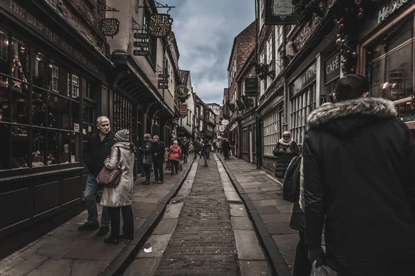 YORK, INGLATERRA, 12 DE DICIEMBRE DE 2018: personas caminando por la famosa calle The Shambles . — Foto de Stock
