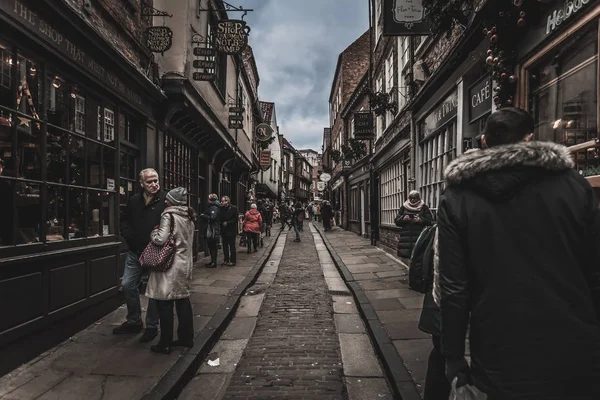 York, İngiltere, 12 Aralık 2018: Ünlü The Shambles sokağında yürüyen insanlar.
