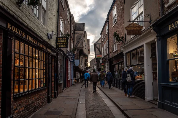 YORK, ANGLETERRE, 12 DÉCEMBRE 2018 : les gens marchent dans la célèbre rue Shambles . — Photo