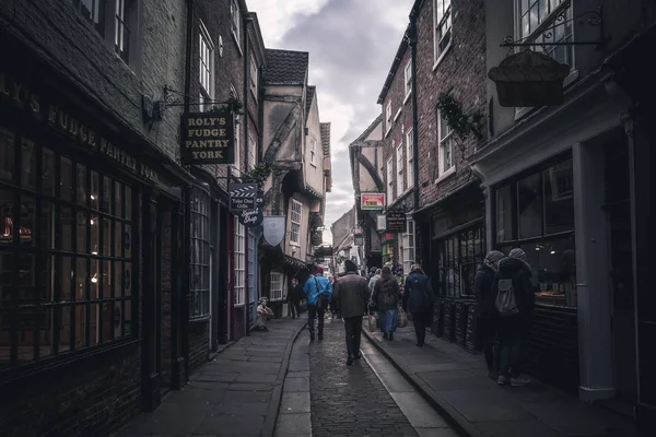 YORK, ENGLAND, DEZEMBRO 12, 2018: pessoas andando na famosa rua The Shambles . — Fotografia de Stock