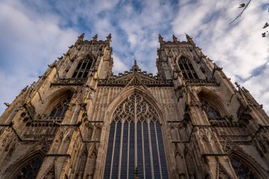 York, İngiltere, 12 Aralık 2018: muhteşem York Minster Katedrali, aşağıdan görülüyor