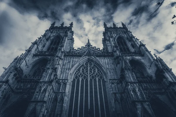 York, Engeland, 12 december 2018: magnifieke kathedraal van York Minster, gezien vanaf de — Stockfoto