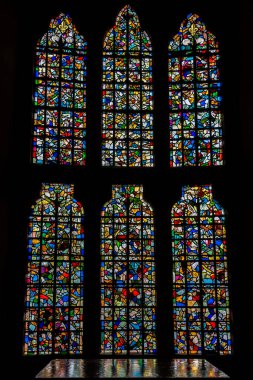 Londra, İngiltere, 10 Aralık 2018: Londra Kulesi'ndeki kilisenin içinden vitray pencere detayı