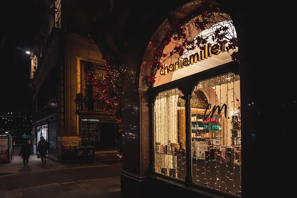 EDINBURGH, SCOTLAND DECEMBER 13, 2018: Beautiful entrance to Charlie Miller hair dresser salon, with a old stylish building and full of flowers and christmas lights. — Stock Photo, Image