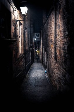 Geceleri tuğla ve arnavut kaldırımlı koyu ürpertici dar Avrupa sokak. Sadece bazı sokak lambaları ile aydınlatılmış. Korkma ya da yalnız olma ve korkma kavramı