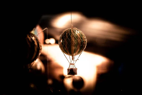 小さな熱気球おもちゃの美しいボケ. — ストック写真