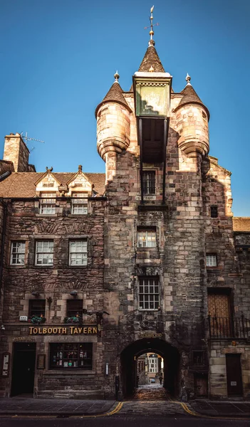 EDINBURGH, SCOTLAND 14. DEZEMBER 2018: Ein Blick auf die historische Tolbooth Tavern am Canongate an der Royal Mile in Edinburgh. — Stockfoto