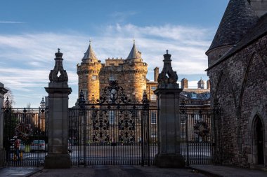 Edinburgh, İskoçya 14 Aralık 2018: Holyrood Sarayı 'nın muhteşem giriş kapısı.