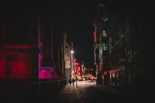 EDIMBURGO, SCOTLAND 13 DE DICIEMBRE DE 2018: Escena romántica de pareja caminando por la calle Victoria por la noche y la oscuridad, iluminada solo por luces de calle lejanas . — Foto de Stock