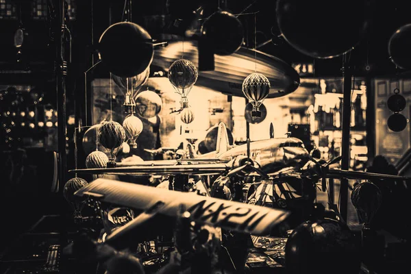 Massor av gamla leksaker tillsammans med små varmluftsballonger hängande, flygplan och luftskepp mjukt upplysta. Begreppet nostalgiska minnen. — Stockfoto