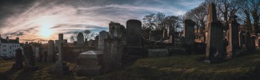 EDINBURGH, SCOTLAND 14 ARALIK 2018: Eski, ıssız ve bakımsız mezar taşları, mezarlıkta anıtlar ve mezar taşları.