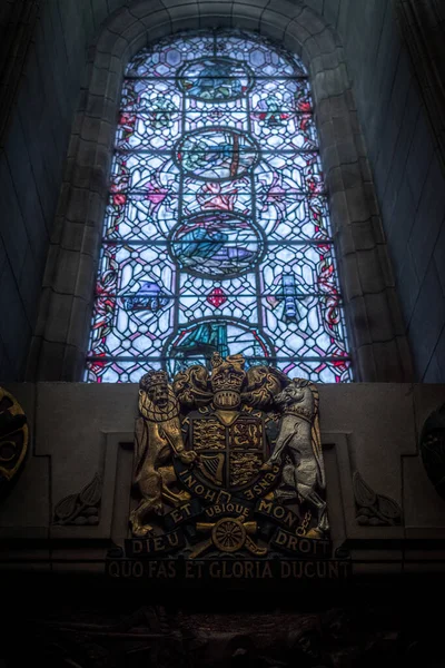 EDINBURGH, ÉCOSSE 15 DÉCEMBRE 2018 : Vitrail à l'intérieur du Mémorial national de guerre d'Écosse, fabriqué par Douglas Strachan . — Photo