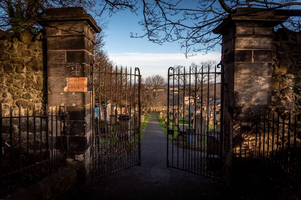 Edinburgh, Skócia 2018. december 14.: ösvény egy nyitott kovácsoltvas kapuval rendelkező temető bejáratához — Stock Fotó