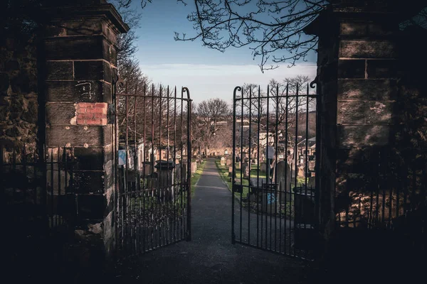 Edinburgh, Skócia 2018. december 14.: ösvény egy nyitott kovácsoltvas kapuval rendelkező temető bejáratához — Stock Fotó