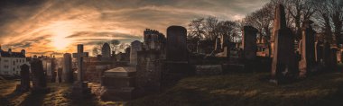 EDINBURGH, SCOTLAND 14 ARALIK 2018: Eski, ıssız ve bakımsız mezar taşları, mezarlıkta anıtlar ve mezar taşları.