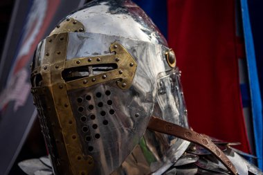 BUENOS AIRES, ARGENTINA, 4 Mayıs 2019: Parlak gümüş ortaçağ demir şövalye miğferi, altın haçlı, savaştan kaynaklanan çiziklerle dolu