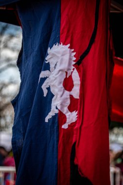 Ortaçağ standartları arasında siyah ve beyaz çizgili ve beyaz atlı.