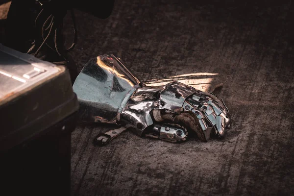 Silvermetallhandskar kastade i golvet fulla av repor på grund av strider — Stockfoto