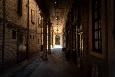 ZALEZ CATAN, ARGENTINA, SEPTEMBER 28, 2019: Hayret verici ortaçağ kasabası Campanopolis 'teki terk edilmiş binaların arasından karanlık yol.