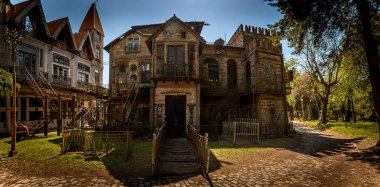 ZALEZ CATAN, ARGENTINA, SEPTEMBER 28, 2019: muhteşem ortaçağ kasabası Campanopolis 'teki terk edilmiş binaların arasındaki parke taşı yolunun panoramik manzarası.