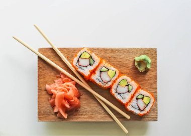 California suşi maki çubuklarla rulo, wasabi ve zencefil ahşap plaka - Japon gıda ve kültürü