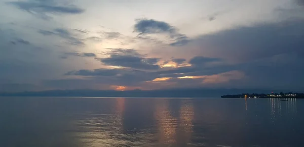 海に沈む夕日キブ湖 ルワンダとコンゴ民主共和国の間で共有します キブはアフリカの五大湖の一つ — ストック写真