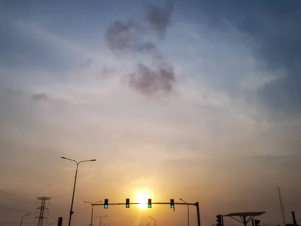 Schöner Sonnenuntergangshimmel Mit Ampel Die Grünes Licht Gibt Signal Für — Stockfoto
