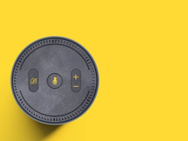 Kopya alanı ile düz Sarı zemin üzerinde smart hoparlörün Üstten Görünüm