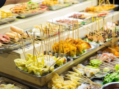 Asya sokak gıda. Yemek, satış ve egzotik Asya gıda (Tayland, Malezya, Çince, Korece, Japonca) satın insanlar. Egzotik lezzetli sokak gıda, özellikle deniz ürünleri çok turistler arasında popüler